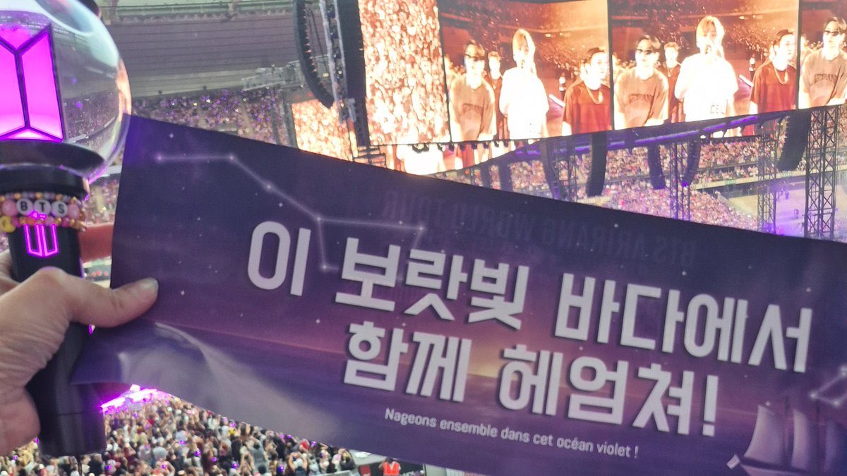 marghe_ritaaa's tweet photo. any army still in paris and has extra of this banner / slogan from paris day 2 (yesterday) i lost mine on the way to the hotel cos i was crying so much:( and i really want to keep it as a memory 🙏🏼
please help🙏🏼
@ARMYFRANCE_ @BTSFRANCE_ https://t.co/qZPoXKoJQZ