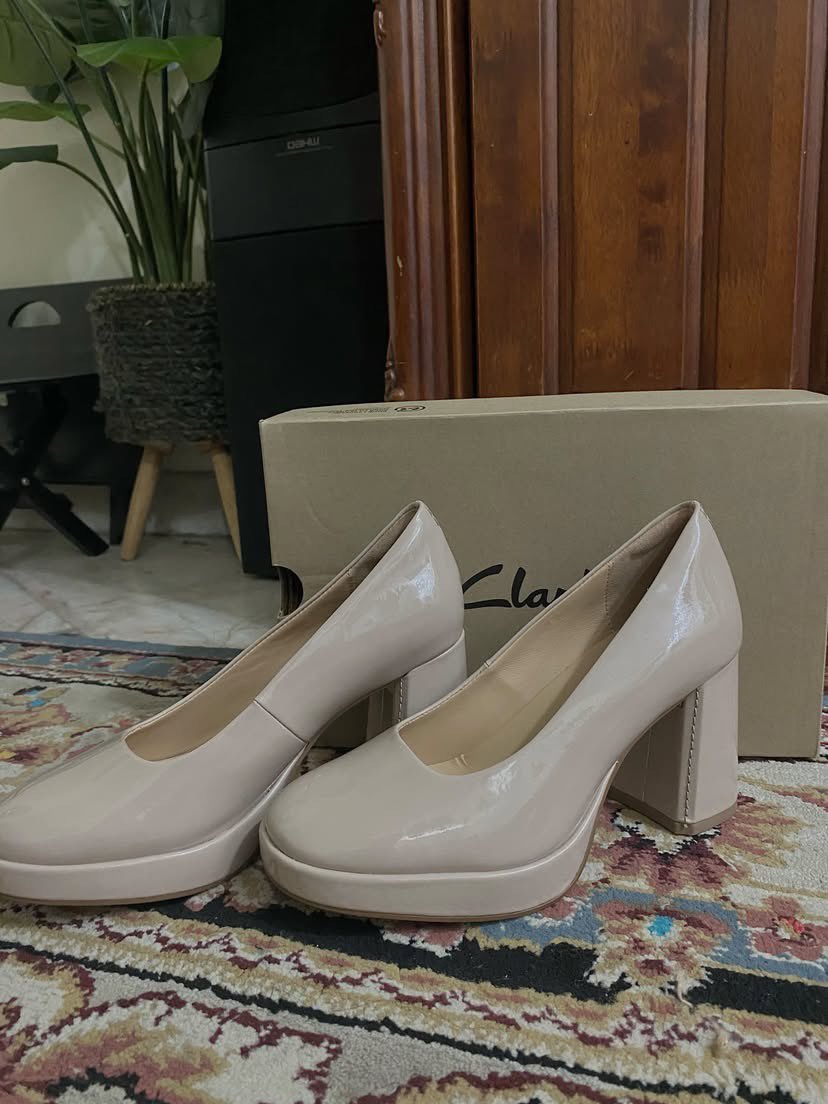 eliyyy_'s tweet photo. Hai gais ! Saya nak let go kasut tinggi  🥰(pernah pakai sekali) harga boleh nego &amp; only COD.

Jenama: Clarks (high shoes women)
Warna: soft pink
Size: 4UK/ 37
Harga: RM350 (nego)

Boleh dm saya kalau berminat ✨ https://t.co/hAy4jcnJqZ