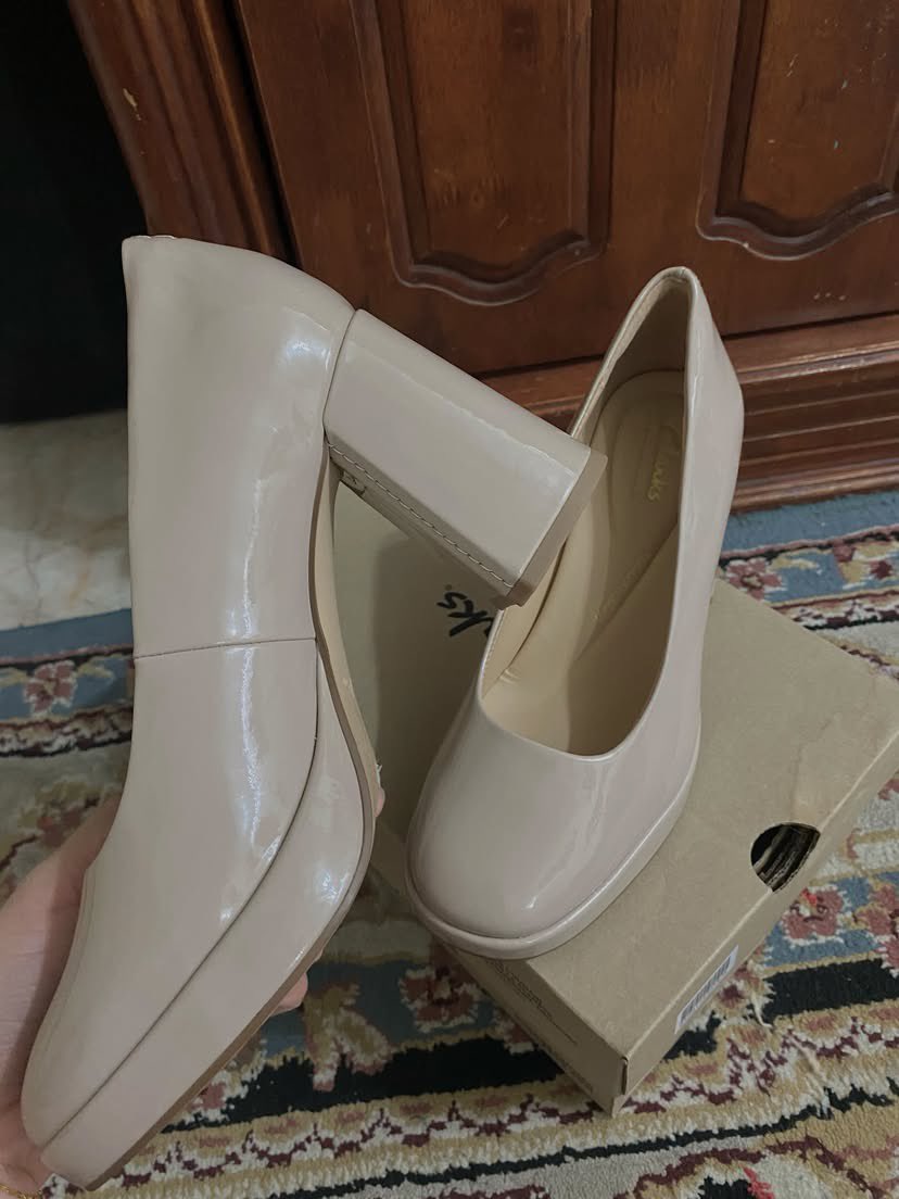 eliyyy_'s tweet photo. Hai gais ! Saya nak let go kasut tinggi  🥰(pernah pakai sekali) harga boleh nego &amp; only COD.

Jenama: Clarks (high shoes women)
Warna: soft pink
Size: 4UK/ 37
Harga: RM350 (nego)

Boleh dm saya kalau berminat ✨ https://t.co/hAy4jcnJqZ