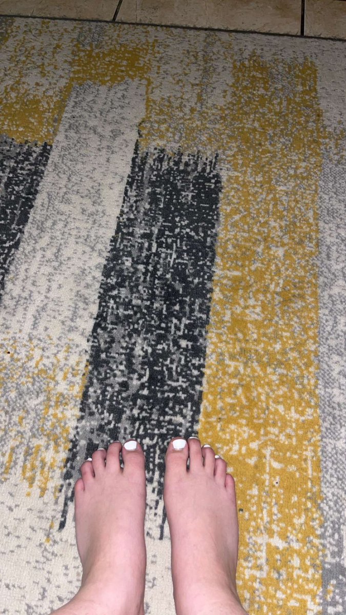 bwc3107's tweet photo. does she have pretty feet? https://t.co/1KFCebTB0v
