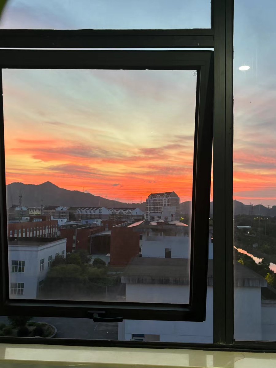 adbshellps's tweet photo. [Just moved into a tiny apartment with a window that frames the sunset perfectly—small spaces = big joy these days!]， https://t.co/Z6LzVVMq0d