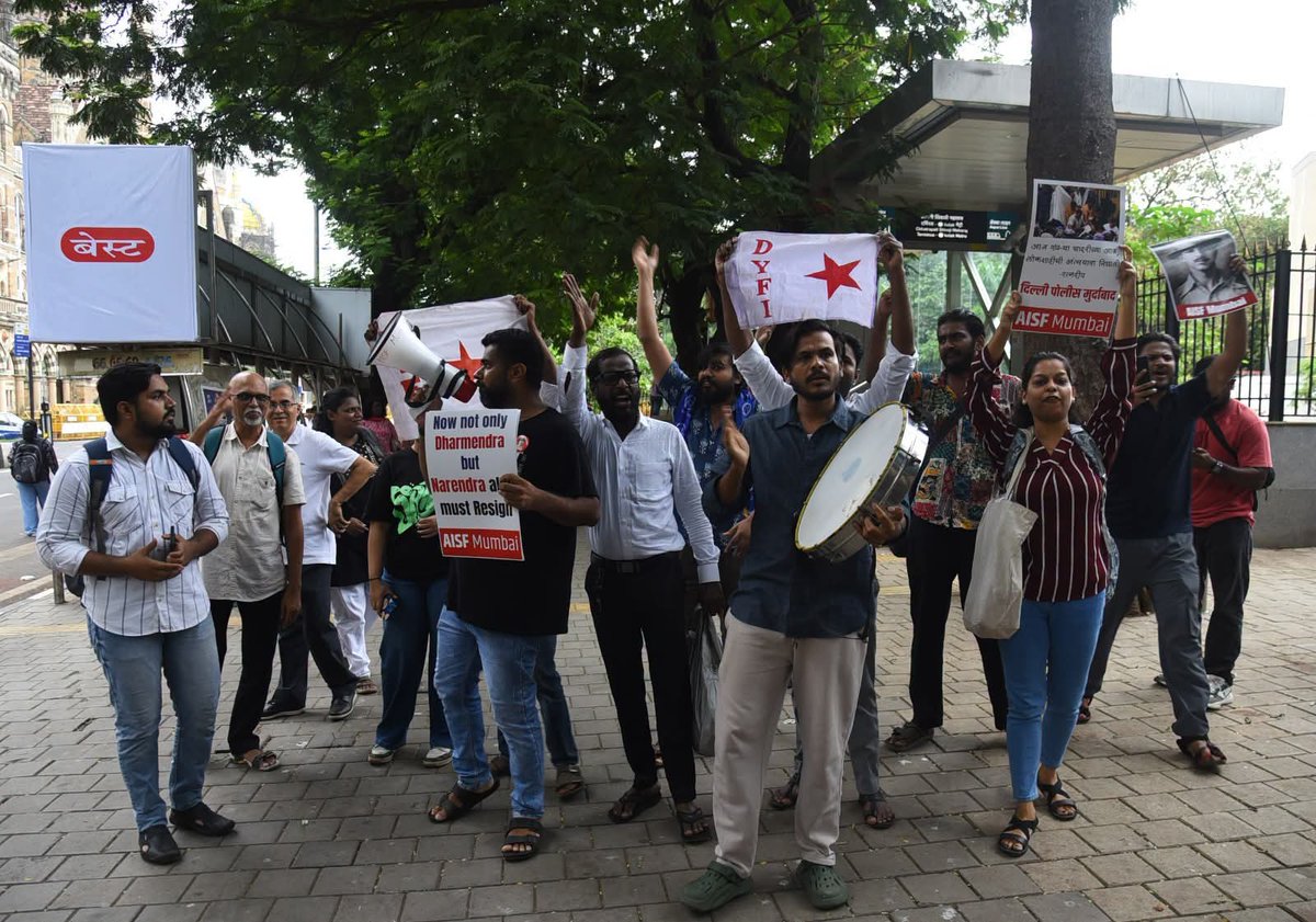 siomsz's tweet photo. SIO Maharashtra South joined a peaceful protest at CSMT in solidarity with the Jantar Mantar movement.

We strongly condemn the detention of student activists, including an SIO State Secretary. 

Democracy must protect dissent, not suppress it. https://t.co/aJwVDTi9Pu