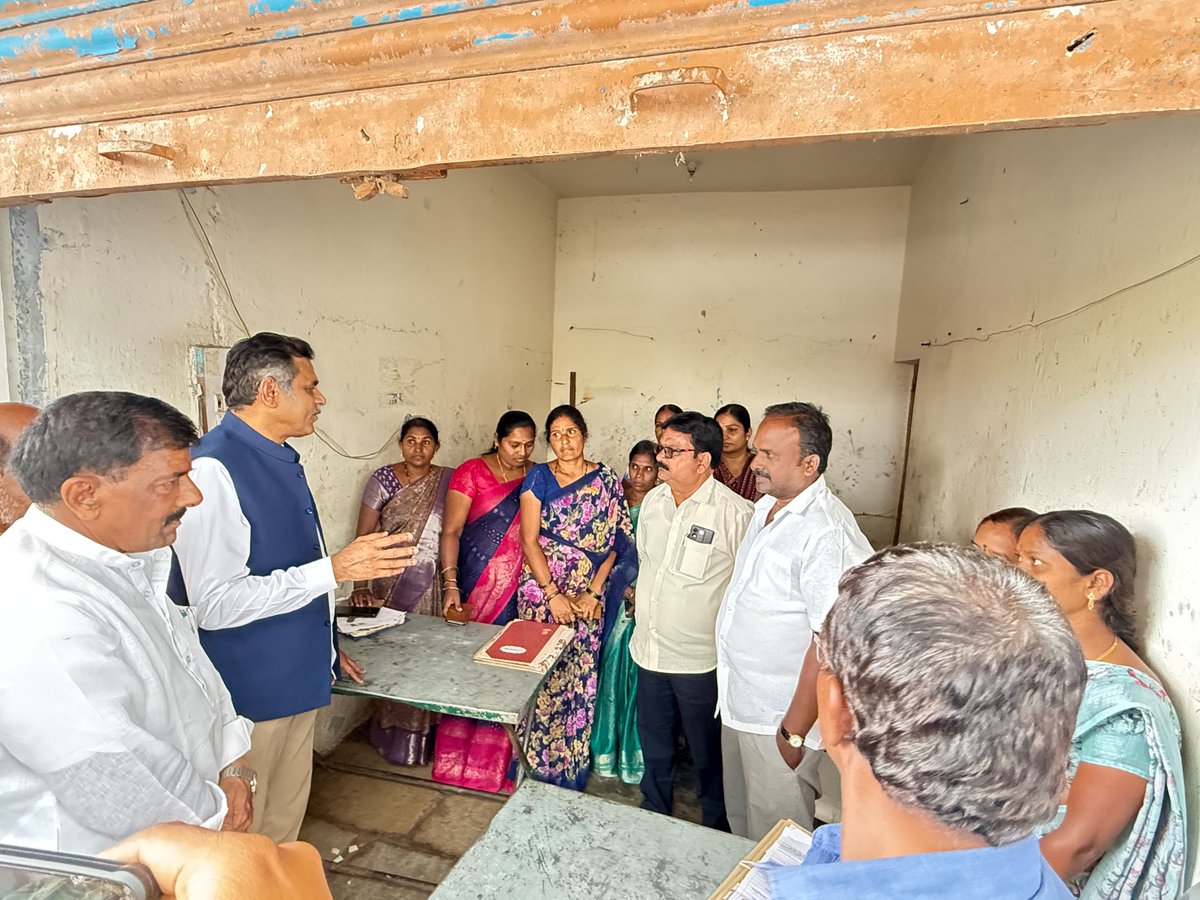 KVishReddy's tweet photo. The BLAs  (Booth Level Agents) who work on the ground explained that while in many areas, less than 70% of the EF (Enumeration Forms) were distributed; all official reports show 100% were distributed.  This is primarily due to wrong reporting by the lower level officials to the higher ups.
2/n
@CEO_Telangana 
#SIR2026 #ECI #PIBHyderabad 
@sjaju1 
@TelanganaCS