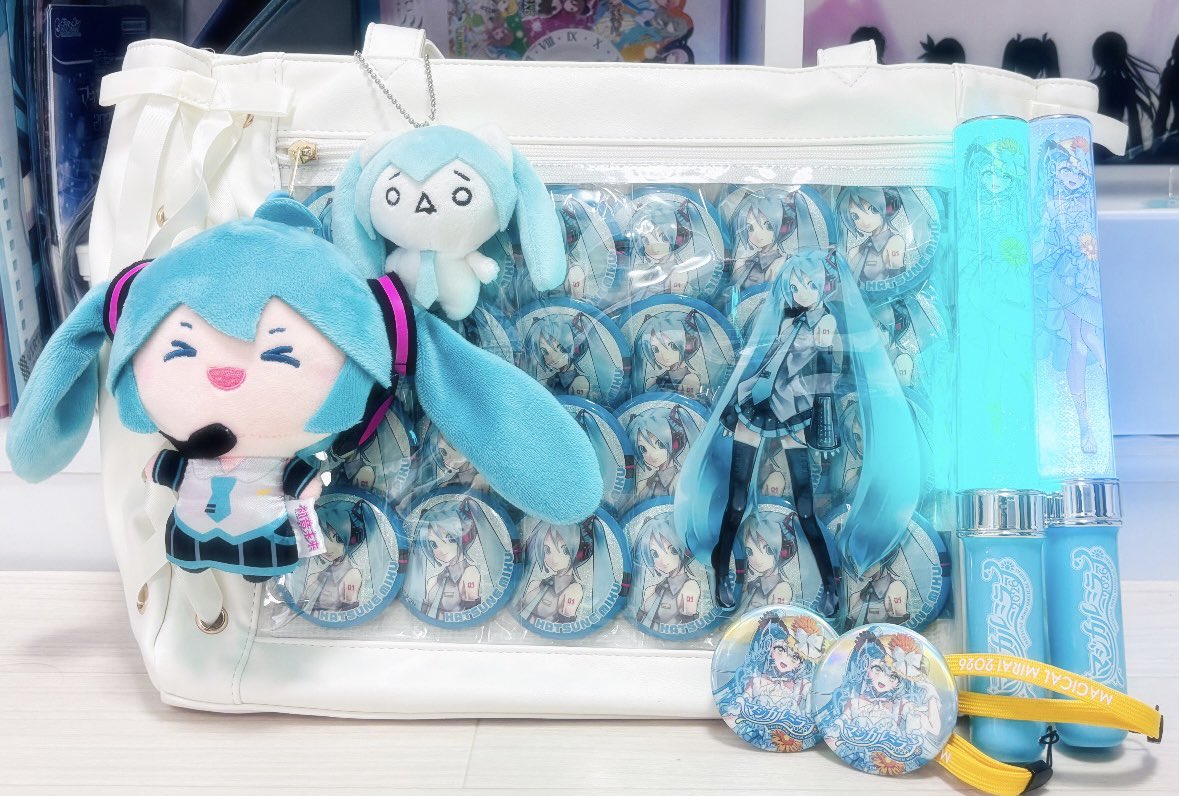 AI_negi3939's tweet photo. 痛バできたー！こっからキーホルダーとかいっぱいつけてもっとみくみくにしちゃうよー！✨🩵
#初音ミク #マジカルミライ2026 https://t.co/vHhEg3RPKB