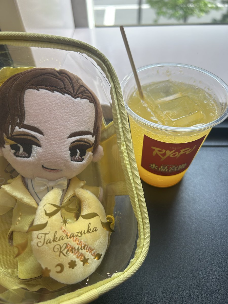 shoco82564632's tweet photo. 月組大千穐楽おめでとうございます🎉とてもハードな公演だったと思いますが、いつも月組生全員が全力で舞台に立っていてくれたことで、たくさんのパワーをもらえる公演でした！ホントに終わっちゃうのが寂しいけど、大千穐楽がみなさんにとって素晴らしい公演になりますように！ https://t.co/WA1itVdGi0
