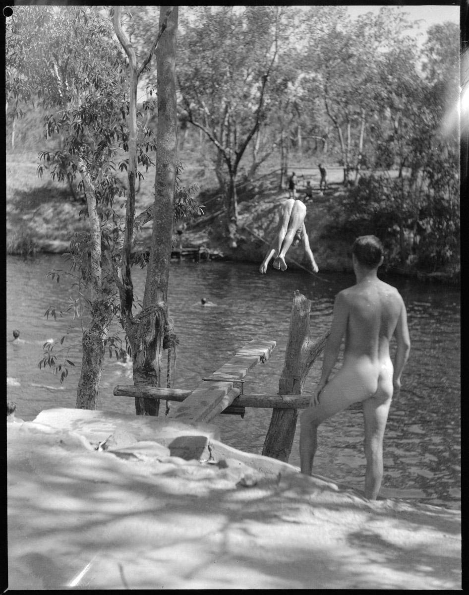 LaurentRie28741's tweet photo. En attendant les futurs postes de mon road trip culturel, voici des clichés de vacances d'été avant l'invention des maillots de bain synthétiques et des smartphones. 
Le vrai bonheur!
Les inventeurs officiels de la baignade sauvage, bien avant que ça devienne tendance sur X. https://t.co/dEPXUEvROv