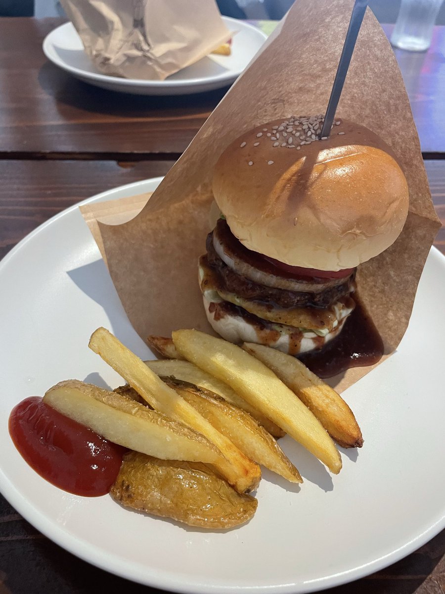 yu_umiko's tweet photo. 伊藤園から株主優待届いた😊✨
お昼は後輩ちゃんと気になってたハンバーガー🍔 https://t.co/Dm8LwMDzBc