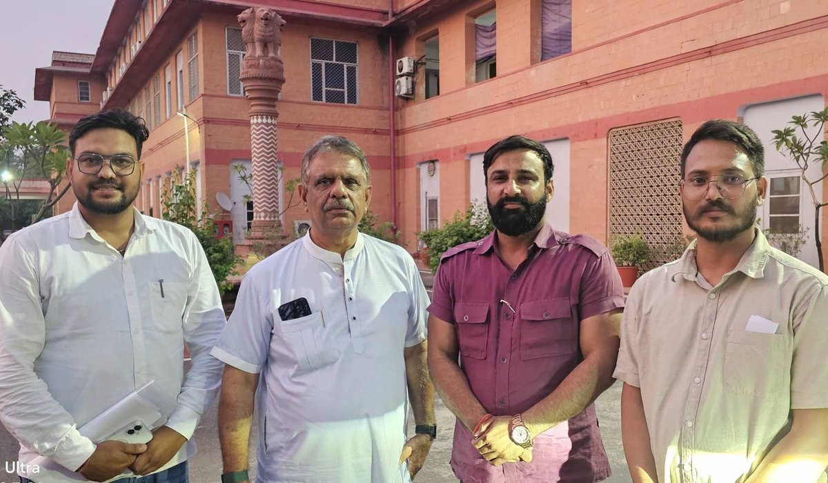 bharatbeniwal_'s tweet photo. चिकित्सा विभाग के युवाओं और संविदा कर्मचारीयो की नई भर्तियां, अभी चल रही प्रक्रियाधीन भर्तीयों और संवि��ा कर्मियों, CHO के नियमितीकरण रेगुलर कैडर निर्माण के संबंध में माननीय चिकित्सा ��ंत्री गजेंद्र सिंह खींवसर जी से शासन सचिवालय में मुलाकात की और सभी महत्वपूर्ण मुद्दों पर चर्चा हुई,
चिकित्सा विभाग की नई भर्तियां लिखित परीक्षा से नियम संशोधित करवाते हुए विज्ञप्ति जारी करने,
राजमेश में वित्तीय स्वीकृति प्राप्त पदों कि जल्द विज्ञप्तियां जारी हो, 
NHM मैं रिक्त पड़े पदों की वित्तीय स्वीकृति लेते हुए विज्ञप्तियां जारी हो, 
NHM की हाल ही में पूर्ण कराई गई सभी कैडर की भर्तियों ��ी चॉइस फिलिंग करवाते हुए जल्द नियुक्ति,
CHO 2025 के ब्रिज कोर्स की प्रक्रिया को जल्द शुरू करने, 
CHO और NHM संविदा कर्मियों के रेगुलर कैडर निर्माण की चल रही प्रक्रियाधीन फाइल को गति देकर अंतिम पायदान तक पहुंचाने, 
CHO 2025 की सैलरी 18900 और 6100 अतिरिक्त पारिश्रमिक का समाधान करते हुए 25000 सैलरी के लिए वित्तीय स्वीकृति जारी करवा कर सभी CMHO को पत्र भेजे जाएं,
संविदा कर्मियों के 2 वर्ष की शिथिलता की मांग को माननीय मुख्��मंत्री जी तक पहुंचाकर जल्द नोटिफिकेशन जारी करने,
2007-08 NHM भर्ती के ��भ्यर्थियों की जॉइनिंग प्रक्रिया को जल्द शुरू कर पूर्ण करने और इस मामले का जल्द पूर्णतया समाधान करने,
पैरामेडिकल संवर्ग के सभी कोर्सेज के कैडर निर्माण जिनकी प्रक्रिया अभी चल रही है उसे जल्द पूरा करने,
इन सभी मुद्दों का मांग पत्र भी माननीय मंत्री जी को सौंपा और उन्होंने विभागीय अधिकारियों से बात कर जल्द से जल्द सभी मुद्दों पर कार्रवाई करवाने का विश्वास दिलाया l 
#bharatbeniwal