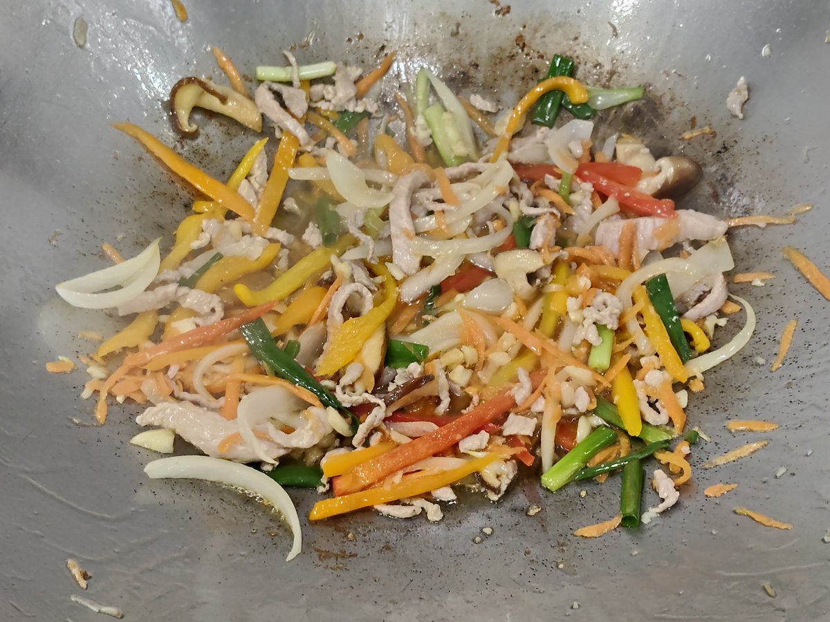 nakatoshi19's tweet photo. 一早行程go
洗米煮飯滷牛鍵牛肚牛筋豬舌包小菜鳳爪鳳珍牛蒡絲海帶芽豬頭皮干絲煮水餃餛飩炒麵炒米粉炒飯炒韓式冬粉炒便當配菜就已經很忙了
還要代客煎牛排煮泡麵
今日唯獨我生意最好
三組牛排五碗泡麵
忙~啊又看到客人再我面前吃光便當
心情不知為何很開心😂
#生理需求 #今晚約 #人妻 https://t.co/nGMkHcRhWb