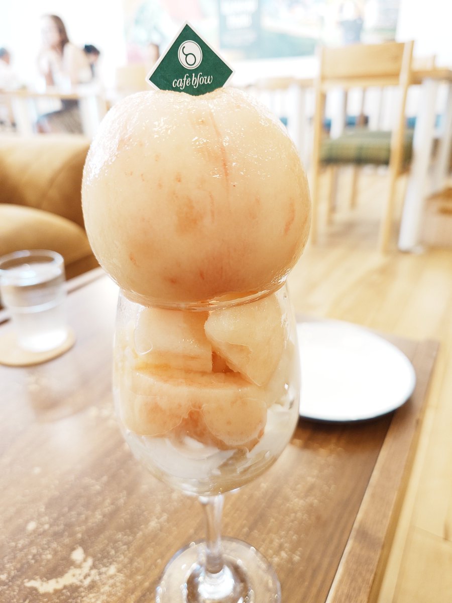 kinya29137757's tweet photo. ヤッパリこの時期食べとかないと！
#cafeblow
#桃まるごとパフェ https://t.co/7X2uHPpBtm