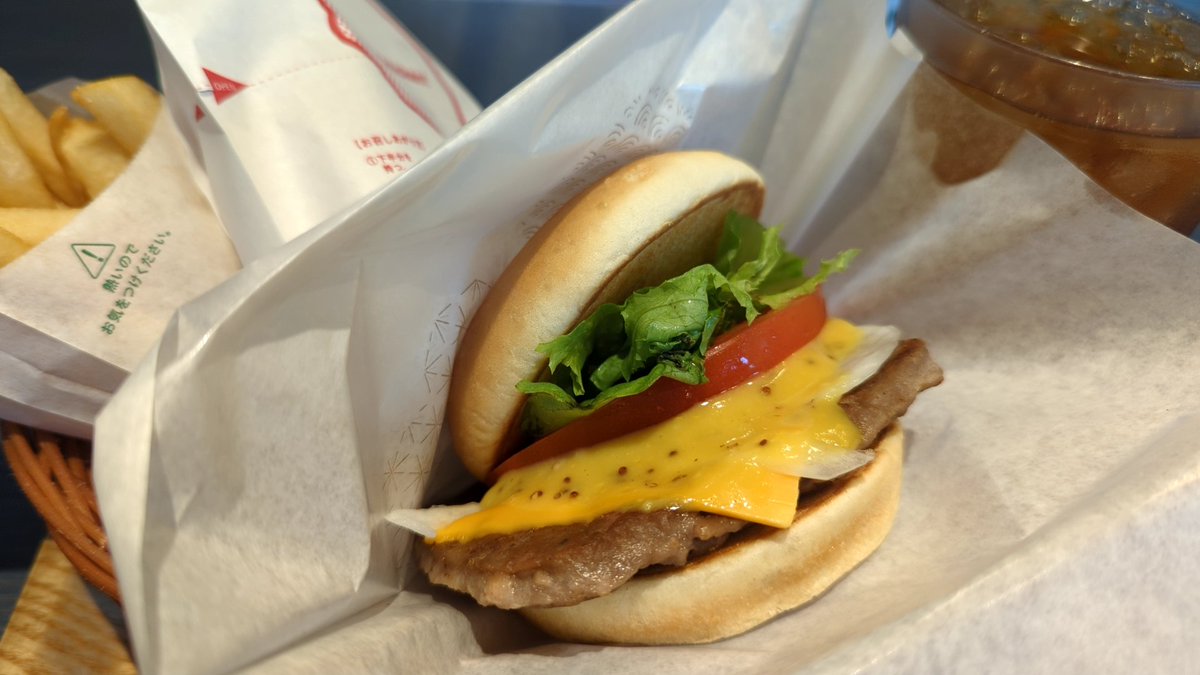 eater_avaris's tweet photo. 久々のモス！
ブラックアンガスバーガーでーーーーす！！ https://t.co/E3o1ZG1jOa