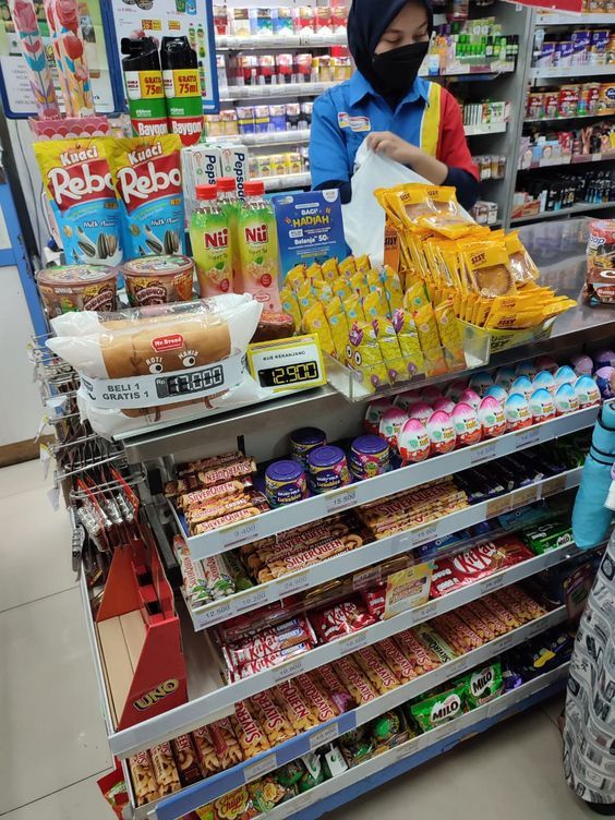 sarahnatasyah_'s tweet photo. Adik gue lulus S1 tahun lalu. IPK 3,8. Cumlaude. Udah 11 bulan nganggur. Yang nerima dia kerja pertama kali? Minimarket dekat rumah. Gajinya Rp1,2 juta.

Gue gak nulis ini buat nyalahin dia atau kampusnya. Gue nulis karena ada jutaan "adik gue" lain di luar sana. Dibesarkan dengan satu keyakinan dari kecil: "Kuliah yang bener, hidupmu bakal terjamin." Sekarang mereka bingung sendirian. Janji itu kemana perginya?

Gue bukan anti kuliah. Tapi belakangan ini gue mulai curiga sama satu hal. Dulu, gelar itu pintu masuk ke dunia kerja. Sekarang, gelar cuma tiket antre doang. Semua orang pegang tiket yang persis sama. Yang bikin beda cuma satu: apa yang ada di balik tiket itu.

HRD temen gue cerita jujur banget: "Dari 200 lamaran yang masuk, 190 punya gelar S1." "Yang akhirnya gue panggil? Yang CV-nya kelihatan beda dari yang lain." "Portfolio, project, pengalaman nyata. Soal gelar, itu gue lihat belakangan aja." Itu bukan pengecualian lagi. Itu udah jadi standar baru.

Adik gue habisin 4 tahun buat belajar teori. Skripsinya 80 halaman, dikerjain sampai begadang berkali-kali. Tapi pas interview pertama, dia cuma ditanya satu hal simpel: "Pernah handle project apa?" Dia diem lama. Bukan karena bodoh atau gak niat. Tapi karena 4 tahun itu emang gak ada yang ngajarin dia bikin sesuatu yang nyata.

Yang perusahaan cari sekarang bukan lagi orang yang paling pintar di kelas. Tapi yang paling siap begitu masuk kerja. Siap problem solving pas ketemu masalah baru. Siap komunikasi sama tim dan atasan. Siap deliver hasil, bukan sekadar ngerjain tugas terus selesai. Skill itu gak diajarin di mata kuliah manapun yang pernah adik gue ambil.

cc : sheilaranava