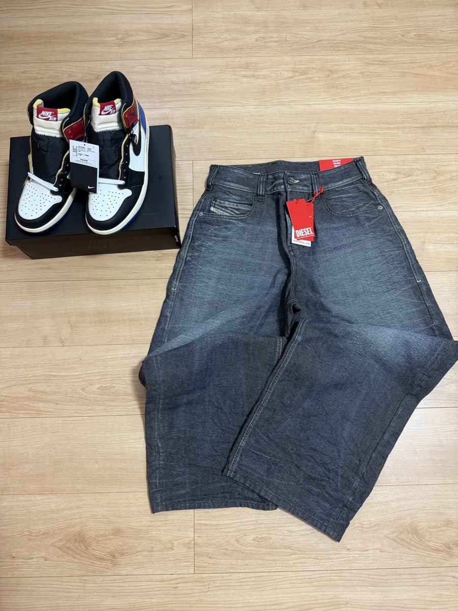 Takuya13_30's tweet photo. 1次で買えなくてずっと欲しかったfragment design xUNION x Nike Air Jordan 1 High OGとオンラインで見て一目惚れしたDIESELのデニムを店舗でGET‼️ https://t.co/2fv42e9Coq