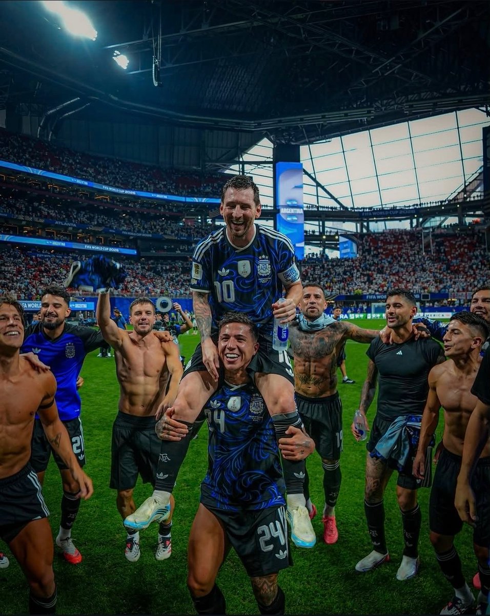 Perla_Londres's tweet photo. Es el último, el último de Leo en los mundiales y ya no sé que decir, no tengo palabras para describirlo

Es el 10, mi 10, nuestro 10. Nuestros viejos nos hablaban de Maradona, yo le voy a contar con orgullo a mis hijos y a mis nietos todo sobre vos

Les voy a contar todo, les voy a contar como viviste toda tu vida en España pero elegiste igual Argentina porque no hay nada como ser argentino

Les voy a contar tu 2006, algo que debió ser hermoso pero terminó muy mal, les voy a contar lo que me significaba verte en los entrenamientos hablando con Diego... tus días en Barcelona, lo que representás allá, cómo pusiste a Argentina en el mapa por todo el mundo, tus 91 goles comiendo super gridito, tu 2014, la injusticia de este deporte puto que es el fútbol ese día
Tus Copas Américas, cómo sabía que lo dabas todo pero igual acá te mataban; "No corre", "Por qué en el Barcelona se pasa a todos y acá nada", no canta el himno decían... te fuiste, renunciaste a la Selección pero no ibas a dejar que ellos los anti-Messi ganaran

Volviste, se renovó el plantel, el cuerpo técnico pero vos seguías ahí. Estuviste cerquita en 2019, nos cagaron, pero hubo revancha en 2021 dónde no se la ganaste a cualquiera, a Brasil, y en su casa. Rompiste tus cadenas, esa piedra en la espalda ya no estaba, había un grupo que iba a dar la vida dentro y fuera de la cancha para ganar. No por ellos, por vos

Llegó Qatar, parecía la última bala, perdimos con Arabia pero no nos dejaste tirados. Te habías ido al PSG solo para descubrir tu mejor versión a los 35 años, y con una de las mejores actuaciones de la historia finalmente lo hiciste, campeones del mundo y por una vez en la vida el fútbol era justo

Parecía que era todo pero te engolosinaste, y la Copa América 2024 también la ganaste con lágrimas en los ojos porque no podías seguir jugando. Pero ya había un equipo, un grupo que la ganó, solo para vos. Fuiste un ejemplo para toda una generación de cómo perseguir un sueño y no rendirse, esa resiliencia, la misma que adoptó esta hermosa selección

Y ahora sí. El final, 2026 y estoy escribiendo esto con lágrimas en los ojos, con lágrimas de un futbolero con lo que eso representa y lo difíciles que son... llegó lo que no queríamos, el último baile que parece escrito por alguien más con el partido contra los ingleses, y la final contra los españoles

La final que siempre quisimos, esta vez no quiero que llegue, no quiero porque significaría no verte nunca más con la camiseta de la selección. Pero es como debe ser, traela y hacé historia una última vez, dale, estás para eso viejo

Solo me faltó una palabra: Gracias 🇦🇷❤️‍🩹