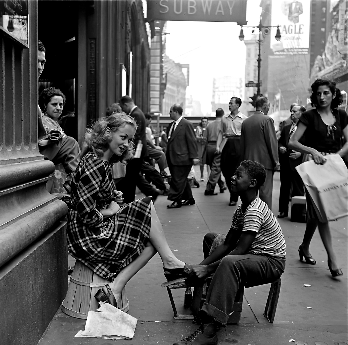 cameralab21's tweet photo. Nina Leen - L'actrice française Barbara Laage, faisant cirer des chaussures à New York, juillet 1946 https://t.co/dzJwYArkvI