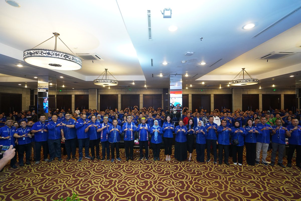 AgusYudhoyono's tweet photo. Alhamdulillah, tadi malam saya secara daring membuka Musyawarah Daerah (Musda) V DPD Partai Demokrat Provinsi Kalimantan Barat. Dalam momentum konsolidasi yang penuh energi ini, saya memanaskan mesin penggerak untuk mengokohkan tiga pilar perjuangan kita: rapatkan barisan agar terus solid dalam satu kesatuan, bangun kekuatan dengan konsisten hadir memberi solusi nyata di tengah kesulitan rakyat, serta bersiap merebut kembali kejayaan di masa depan.

Kita harus bahu-bahu mempersiapkan mesin partai dan mematangkan kader-kader terbaik untuk terus memastikan setiap kerja politik kita hari ini benar-benar menyentuh, mendengar, dan meringankan beban hidup masyarakat di akar rumput secara nyata.

Dalam menyongsong usia perak 25 tahun Partai Demokrat pada September 2026 nanti, kita mengusung tema besar perjuangan: "Demokrat bersama Rakyat: Memajukan Ekonomi, Menegakkan Keadilan, Menjaga Demokrasi". Tiga nilai fundamental ini adalah DNA perjuangan kita yang harus terus dijaga agar tetap relevan.

Saya mengapresiasi dan terima kasih yang setinggi-tingginya saya sampaikan kepada jajaran pengurus lama atas dedikasi luar biasanya menavigasi bahtera Demokrat di Kalbar selama ini. Mari kita lakukan evaluasi, koreksi, dan adaptasi taktis terhadap dinamika politik hari ini demi membawa kemakmuran dan kebermanfaatan nyata bagi seluruh masyarakat di bumi Khatulistiwa!

Demokrat Siap, Kalbar Bangkit!