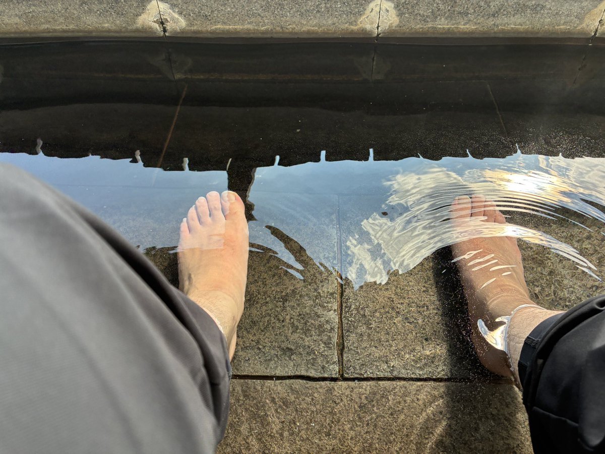 hitoshigure's tweet photo. 足湯やたら熱いと思ったら、湧出口近くだったのである。

真っ赤でござる。 https://t.co/kizW97mdLU