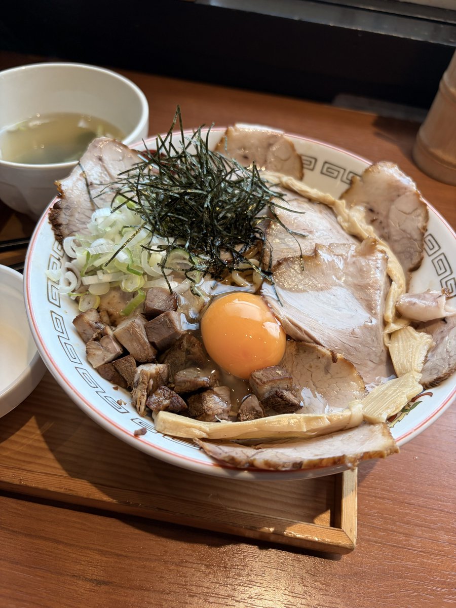 AXi5b's tweet photo. まーた曇ってるしポツポツ雨降ってきたので日焼け断念。。
最近ここのお店ばっか食べてるなぁ〜
(*´ч`*) https://t.co/nx2WJTelCt