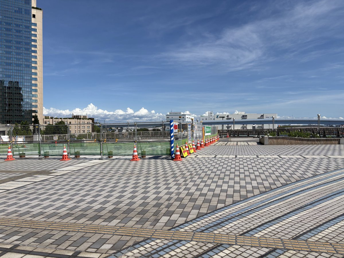 taezakinGT's tweet photo. #C108 に向けた現地情報、さっきの続き。夢の大橋工事の様子。一枚目から順に始点→途中→終点。ただし四枚目の看板から読み取れる通り工事は分割して進められるので、コミケ当日は別の位置が工事している可能性もあります。何にせよ幅の減少がすごい。そりゃリストバンド数も減らす訳だ… #三拡 https://t.co/QWYSkpNiEx