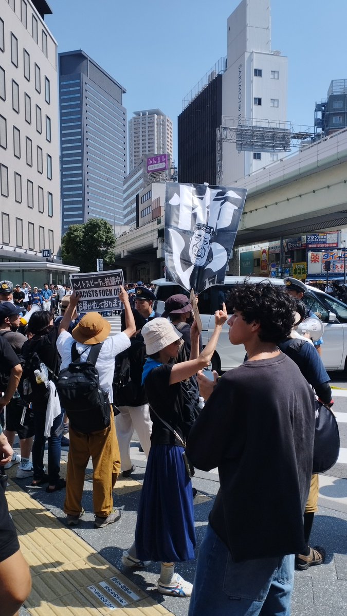 romio_rs_'s tweet photo. 河合ゆうすけの大阪移民反対デモ、左翼側に紛れて御堂筋歩いてみた。

機動隊の皆様、暑い中ご苦労さまでした。 https://t.co/YQL8QlpbG4