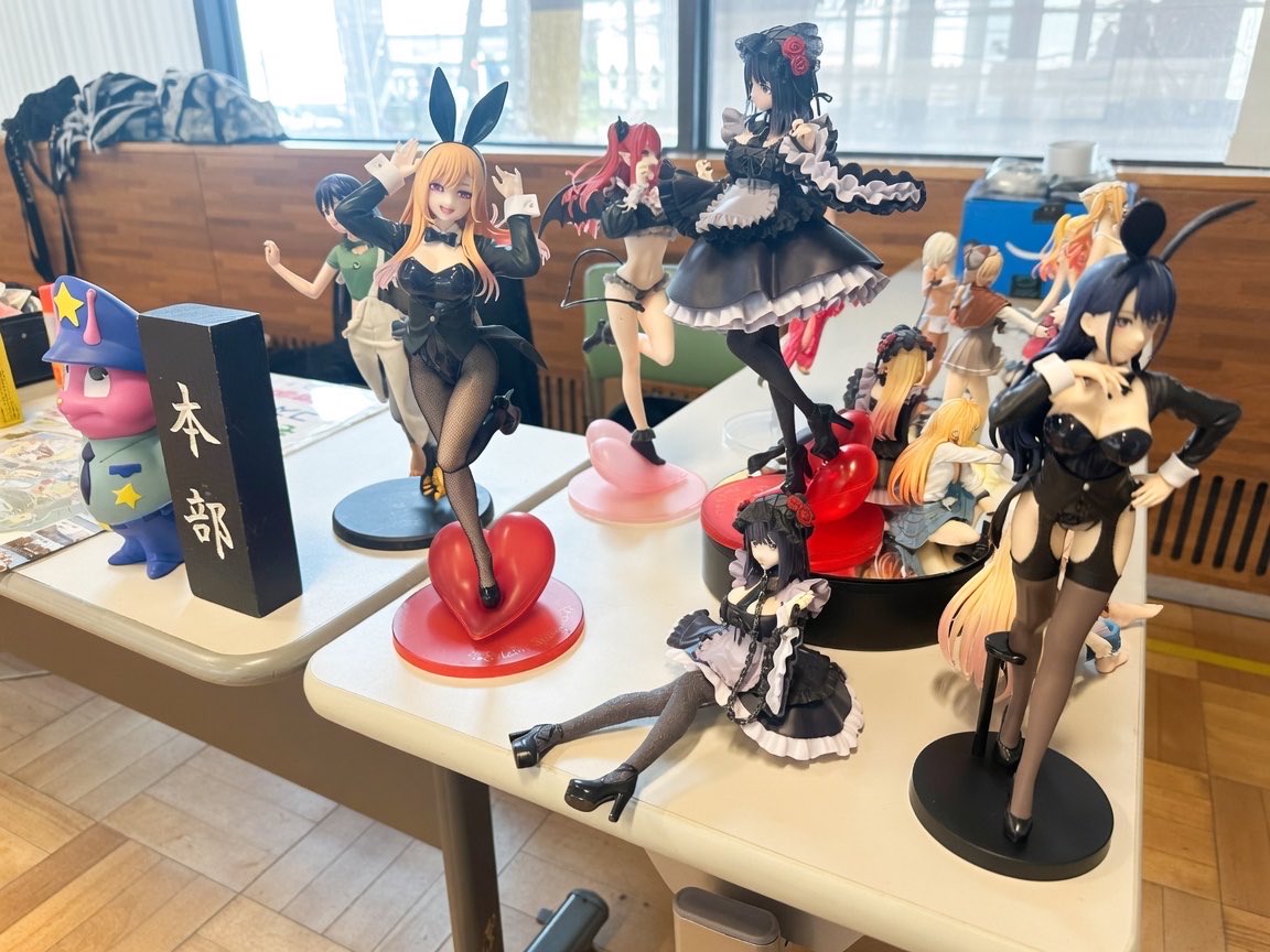 maniadocosplay's tweet photo. もりコスの受付嬢は着せ恋の喜多川海夢ちゃんコーナー
台座固定が折れたり等メンテ中の個体以外展示してます。

10月までにはメンテして着せ恋プライズをdrif-4のトイコーナに展示予定です。

明日はdrif-総合ドール交流会vol.10を同時開催‼️

ポッピー君とニャアンが混ざってますがw

次はアカデミックコーナーの紹介です。

#まにコス