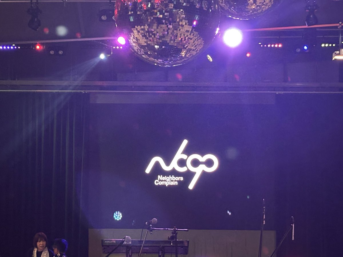 gosgosgos3's tweet photo. NeighborsComplainのフェス!第二回目
今年もNeighborsComplain仲間のゴスマニさんと一緒に🥰
オトくん仰ってたけど去年は初で緊張してて二回目だから今日は余裕もって楽しんでると、そんな姿を見てこちらも自然にニッコニコしてしまった( ˊ̱˂˃ˋ̱ )
#ネバジャム
#neighbourscomplain
#ワタワン https://t.co/12CVmr1JcJ