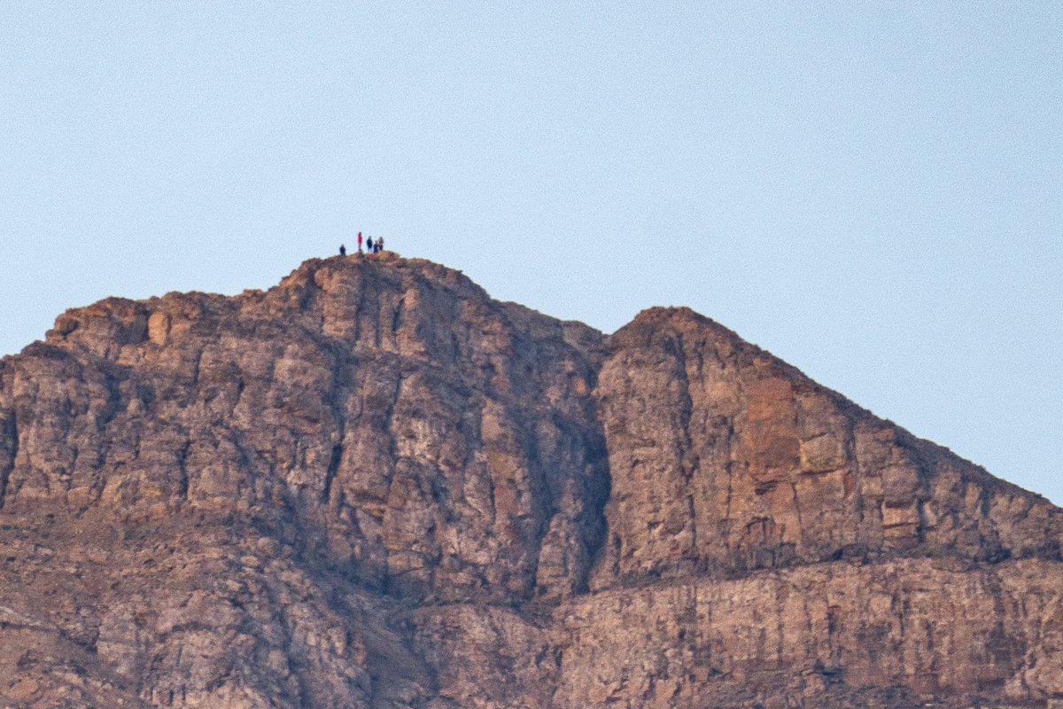 LeonKauffman's tweet photo. Holland Peak as the sun was setting tonight and in case you missed them, a slightly more zoomed in version where you can see my son and some of his friends at the top https://t.co/IdMVv6YhXC