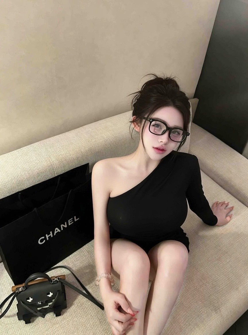 gblconcatto's tweet photo. 妈妈昨晚📷的形体照！ 

看完点评一下  

但是不许说妈妈福黑📷 📷 🥺 https://t.co/Lhzyysuuvj