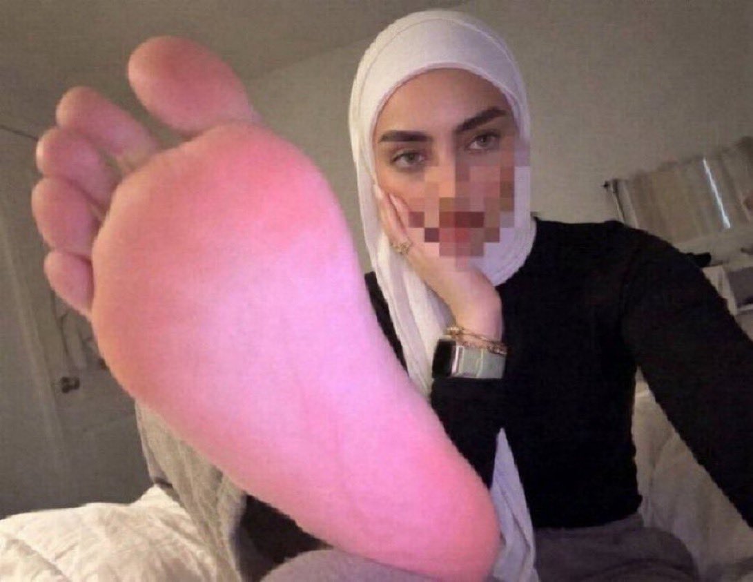 diva_shad's tweet photo. Only girls, who will lick my feet? https://t.co/cX5QHTMvWk