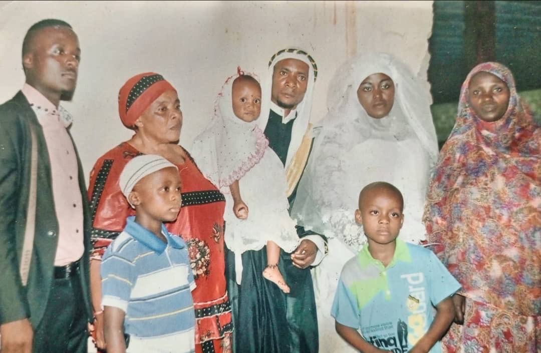 KeneackBeber's tweet photo. Famille.❤️💐 https://t.co/ZjEtYnNThv