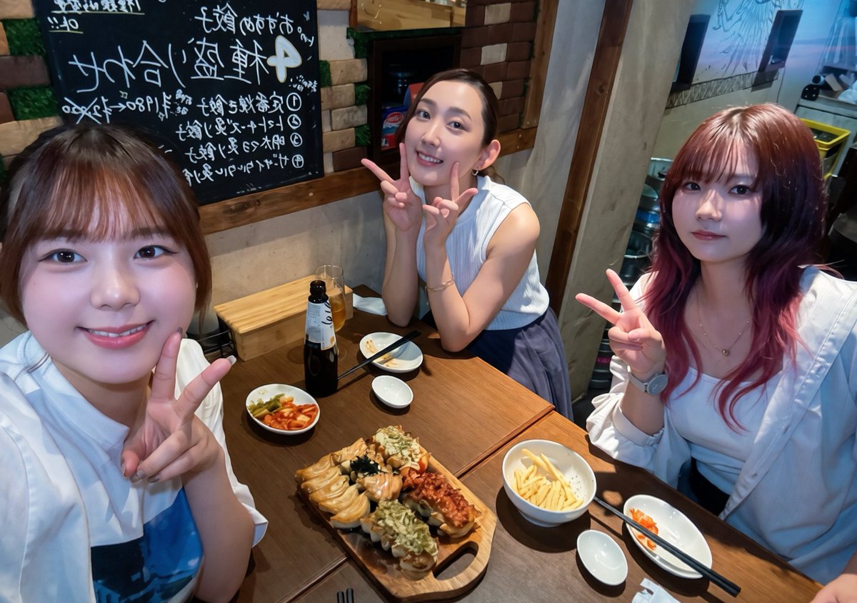 sato_chiha0125's tweet photo. ゆなさんオススメの餃子のお店で、いろさんと3人で食べに行きました~！🥟🩵

めちゃおもしろかったし楽しすぎたの！
またごはん行くって約束もしてもらえて私はもう幸せです...ありがとう世界🌎 https://t.co/bTRZiXF7VL