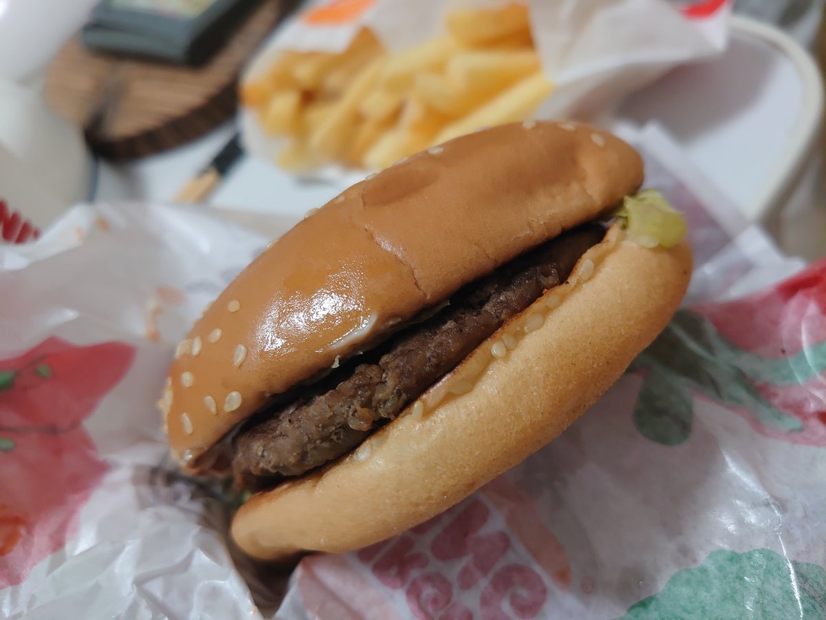 ii_ietora's tweet photo. バーガーキングのワッパージュニアはやはり物足りない。#山田食べます https://t.co/iegclNhniS
