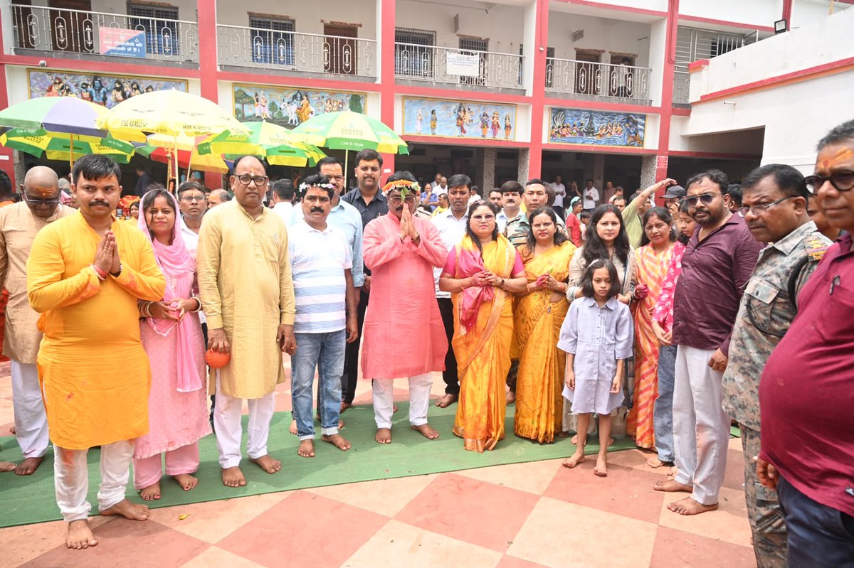 YogendraGomia's tweet photo. आज सपरिवार दुमका स्थित प्रसिद्ध बाबा बासुकीनाथ धाम में देवाधिदेव महादेव के श्रीचरणों में श्रद्धा एवं पूर्ण विधि-विधान के साथ पूजा-अर्चना कर उनका दिव्य आशीर्वाद प्राप्त करने का सौभाग्य मिला।

फौजदारी बाबा के नाम से विख्यात बाबा बासुकीनाथ से समस्त क्षेत्रवासियों एवं राज्यवासियों के सुख, समृद्धि, उत्तम स्वास्थ्य, शांति, जनकल्याण तथा झारखंड की निरंतर प्रगति और खुशहाली की मंगलकामना की।

भोलेनाथ की असीम कृपा आप सभी पर सदैव बनी रहे।

हर हर महादेव 🙏

@HemantSorenJMM @JmmJharkhand

#JMM #jharkhand #Basukinath #Dumka