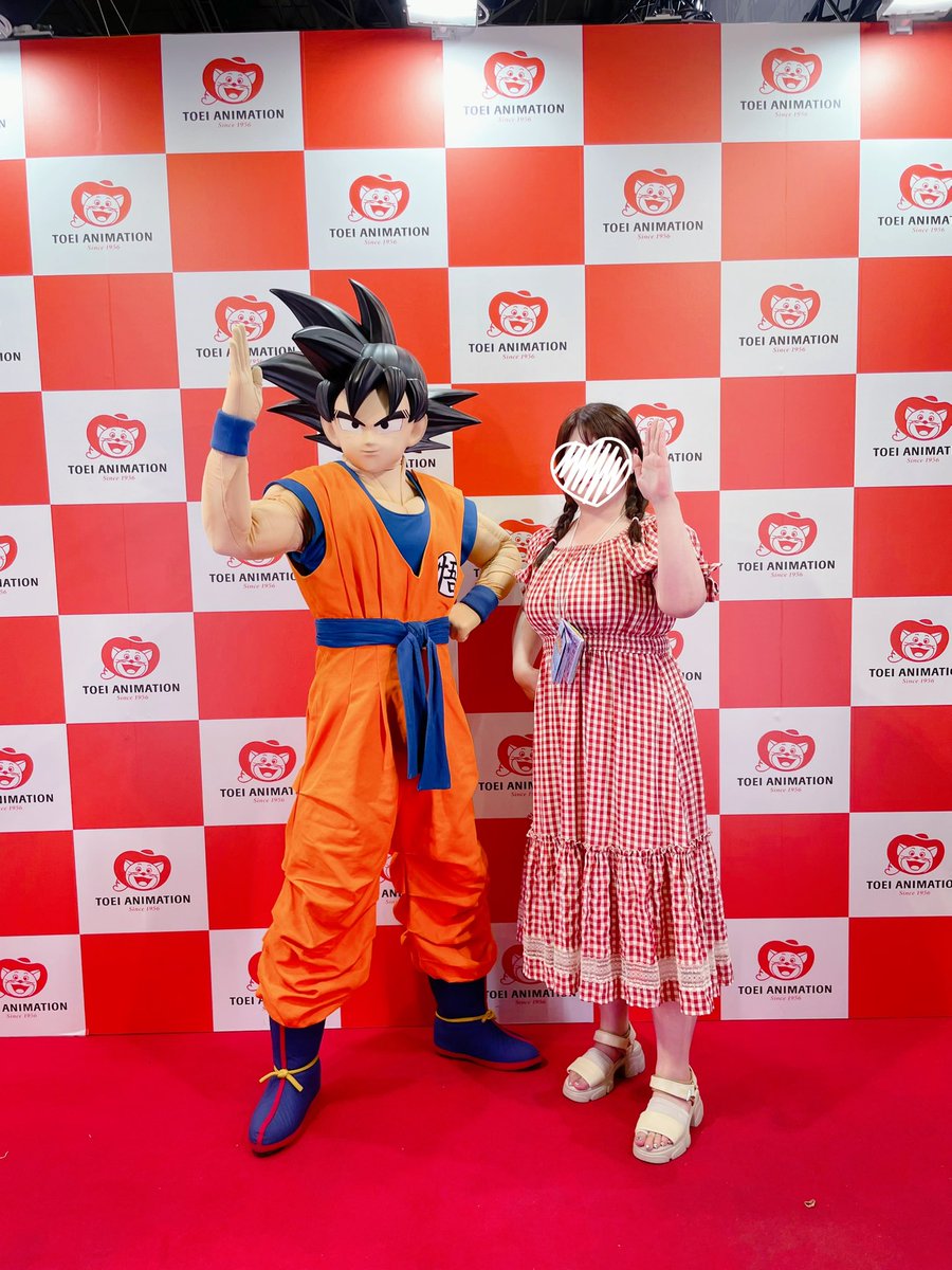 mii_tsmk's tweet photo. 悟空ともグリーティングしてきた！！

悟空にポーズお任せしたら「オッス!!」だったw
そして、ディズニーよりも連写してくれるからカメラロール見てビックリしたw
めちゃくちゃありがたい🙏

わたし私服なのに目立つ服装してるよねw
Areeamのワンピ可愛いし、ポケット付いてて楽なんだ🎀💕 https://t.co/0b4xKHZcNB
