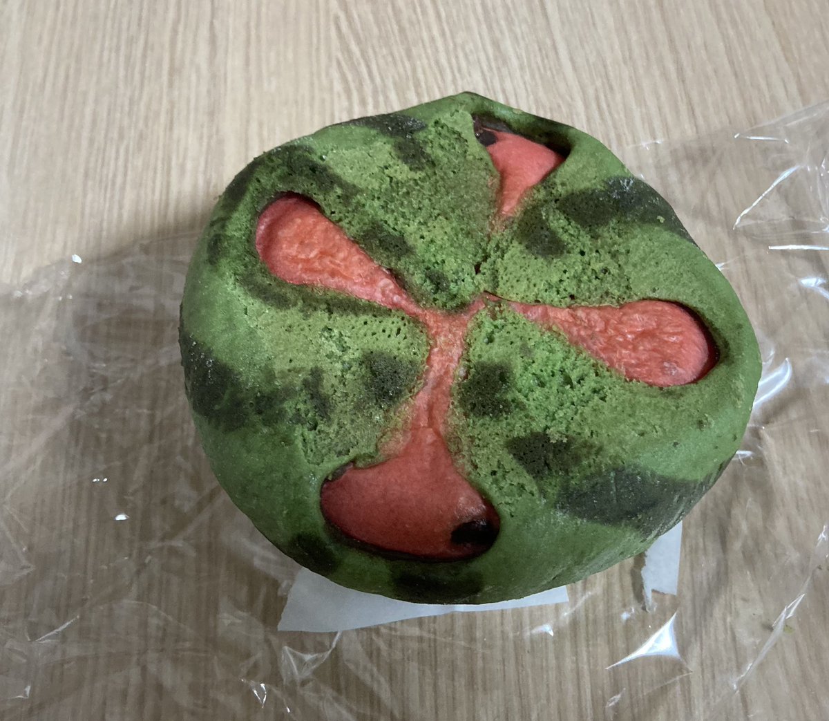 mmmaruoka's tweet photo. 地元スーパーで買った謎のスイカパン🍉🍞 https://t.co/budjnAFwpM