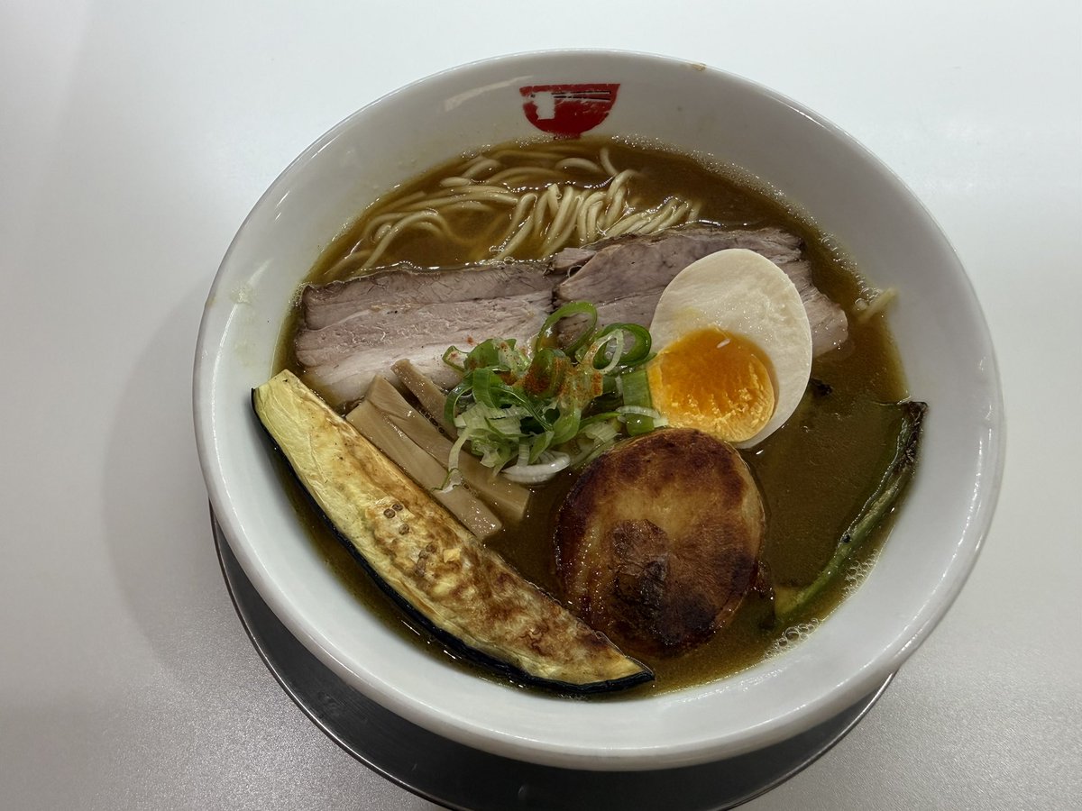anahaimu55's tweet photo. ラーメン モリンさん

煮干しカレーラーメン
限定B  野菜入り
唐揚げ　ミニご飯

不定期開催の朝ラー✨

煮干しベースで食べやすく
めっちゃ美味しかった👍

道中も駐車場も空いてるし
また、朝ラーお願いします🙏

ご馳走さまでした‼️ https://t.co/dyKsEtPh1m