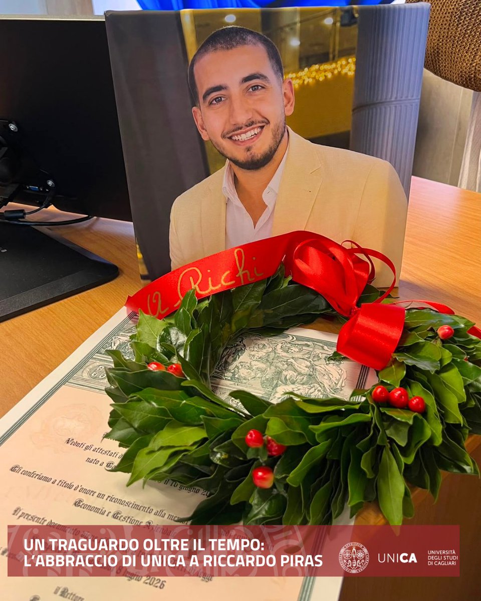 univca's tweet photo. 🎓 @unica si stringe attorno alla famiglia di Riccardo Piras, 24 anni, scomparso a marzo. Consegnata una pergamena per il suo percorso in Economia. Tra abiti gialli e commozione, resta il grande gesto della donazione degli organi: “Voleva essere vita, non dolore” 💛#riccardopiras https://t.co/WjKsfhZjch