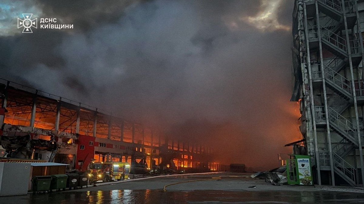 SputnikInt's tweet photo. 🚨 More footage of Russian strikes on Ukraine's military industry and logistics surfaces online https://t.co/3QmWbTDctv