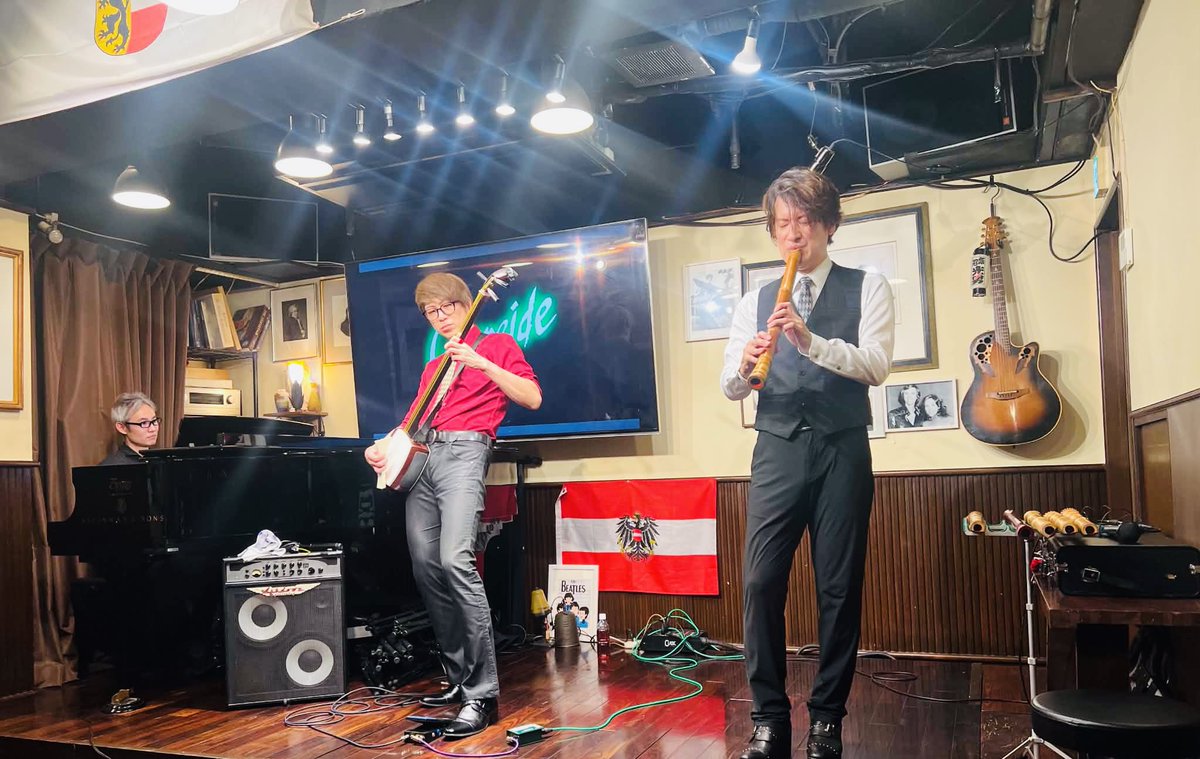 hide_hide_3's tweet photo. いよいよ明日です!
尺八×中棹三味線×ピアノによるライブ
「三尺秀水(さんじゃくしゅうすい)」!
音色に癒されおしゃべりでストレス発散すてください♪
赤坂見附にあります「トナリテ」にて!
7/20 13時からです!
詳細、ご予約はこちらからー!(^^)
https://t.co/3JUWoW63c6
#HIDEHIDE https://t.co/4S5ibSYjoC