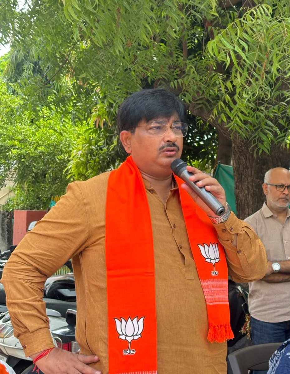 AmitThakerBJP's tweet photo. રમશે બાળક, ખીલશે બાળક...

વેજલપુર વોર્ડના રવિનગર શક્તિ કેન્દ્રના બુથ નંબર: 218 ના શિવાજી નગર તથા સમાવિષ્ટ સોસાયટીમાં આપણા ગાંધીનગર લોકસભાના લોકપ્રિય સાંસદ અને કેન્દ્રીય ગૃહ તથા સહકાર મંત્રી શ્રી @AmitShah સાહેબના માર્ગદર્શનમાં જરૂરીયાત મંદ બાળકોના જીવનમાં બાળપણનો હેત પૂરવા શરૂ થયેલ અનોખી પહેલ અંતર્ગત રમકડા એકત્રીકરણ કર્યા.

સાથે શક્તિ કેન્દ્ર ઇન્ચાર્જ શ્રી મનીષ રાઠોડ, બુથ પ્રમુખ શ્રી રોનક પટેલ, કાઉન્સિલર રાજુભાઈ ઠાકોર(મુખી),શ્રી દેવાંગ મહેતા, શ્રીમતી પારૂલબેન દવે,શ્રી જુલીબેન ચૌહાણ, વોર્ડ મહામંત્રી શ્રી હેમલ શાહ, વિધાનસભાના પ્રકલ્પ ઇન્ચાર્જ શ્રી ચિરાગ ગાંધી તથા પદાધિકારીઓ અને નાગરિકો ઉપસ્થિત રહ્યા.