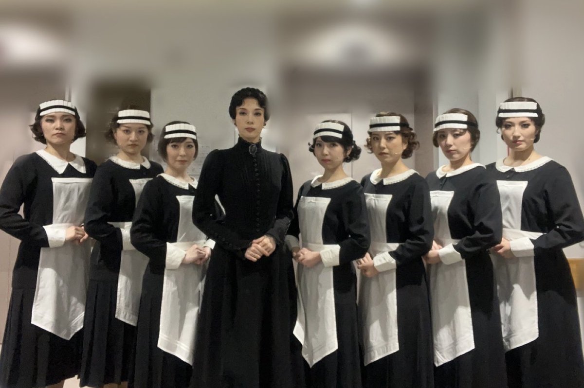 amano_tomoko's tweet photo. 大阪公演、無事に全4公演を終えることが出来ました！
大阪でも沢山のお客様にREBECCAの世界に触れて頂き、熱い拍手と声援を誠にありがとうございました！

次は名古屋にお引越しです🏯

明日海さんとメイド達🕯️
キリッとわちゃー。 https://t.co/poKXXdRHcX