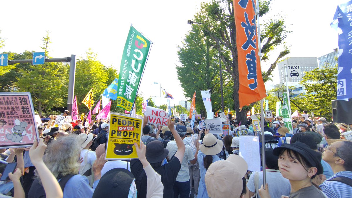 rinqo's tweet photo. 国会図書館前決壊しました。
#国会正門前大行動0719 https://t.co/F4x2BBKhq0