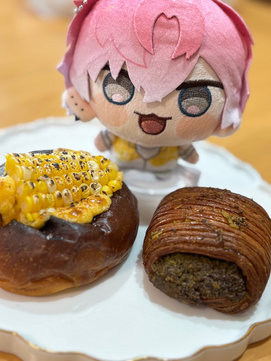 Smkz1031's tweet photo. トリュフベーカリーのドバイチョコパン＆とうもろこしパン〜🌽🍫 https://t.co/2tDNC4cRNH