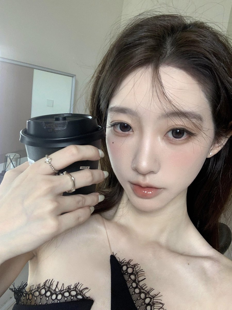 specialweek0328's tweet photo. 咖啡甜不甜不知道，反正今天的心情被这杯冰美式治愈了☕
最近在学着把日子过成慢动作，把自己宠成主角。
你呢？最近有被什么小事偷偷开心吗？  #咖啡日常 #生活碎片 #治愈系女孩 #碎碎念 https://t.co/MbWck9qhSK
