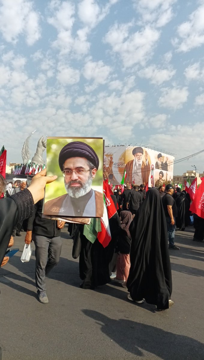 FATEMEH79tab's tweet photo. حماسه‌ی عظیم بدرقه‌ی «آقای شهـ🌷ـید ایران» بار دیگر نشان داد که ملت ایران زنده، بصیر و حسینی است.
پیام رهبر انقلاب آیت الله سید مجتبی خامنه ای پر از قدردانی صمیمانه از حضور ده‌ها میلیونی مردم و تأکید بر انتقام خون پاک شهدا و پاسداری از راه رهبر شهـ🌷ـید بود.

#لبیک_یا_خامنه_ای https://t.co/ojos4A5eqf