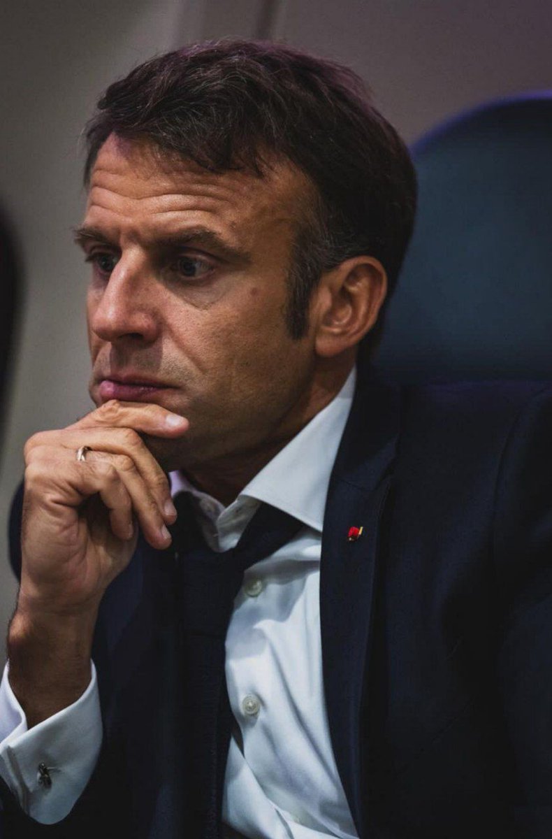 Fils2Psy's tweet photo. #FRAANG Le Président en sueur suite à la défaite de L'équipe de France à Deschamps. Entre dette record, école en vrac, système de santé à bout de souffle et Macron qui menace Poutine d'une guerre contre la Russie, il va falloir trouver autre chose pour endormir les français. https://t.co/3yMzjsTiUa