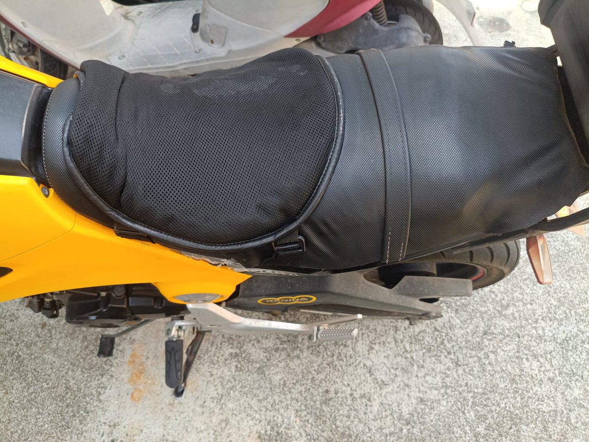 db2_grom's tweet photo. グロムに使っていた追加クッションがヘタったので交換しようと思ったら加水分解だろうか酷いことになっていたｗ
シンナーで拭いたらキレイになったので一安心ｗ https://t.co/9vhBKOBErn
