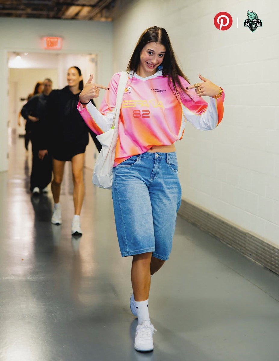 anaislopez23's tweet photo. Raquel Carrera llegando al partido de la #WNBA con una camiseta del Mundial ESPAÑA 82’

Hoy puede ser un GRAN DÍA ❤️🇪🇸 https://t.co/0AhX8Rf0cN