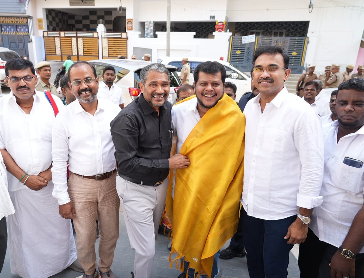 VanniTamizhVCK's tweet photo. நமது சமூக நீதித்துறை சார்ந்த ஆய்வு பணிக்காக இன்று (19.07.26) ஈரோடு சென்ற போது, மாண்புமிகு கைத்தறி, துணிநூல் மற்றும் கதர்த் துறை அமைச்சர் திரு. ம. விஜய் பாலாஜி அவர்களை மரியாதை நிமித்தமாக அவரது இல்லத்தில் சந்தித்தோம். அச்சமயம் மாண்புமிகு மருத்துவம் மற்றும் மக்கள் நல்வாழ்வுத் துறை அமைச்சர் டாக்டர் K.G. அருண்ராஜ் அவர்களையும் அங்கு சந்திக்கும் வாய்ப்பு அமைந்தது. மாண்புமிகு அமைச்சர்களுக்கு ஆடை போர்த்தி வாழ்த்து தெரிவித்து மகிழ்ந்தோம்.

@arunraajkg 
@Balajierodetvk