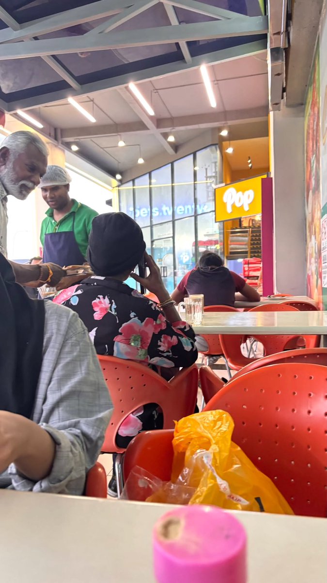 kongsiviralje's tweet photo. Sapa punya amma apa ni? 

Aduhh.. sakit perut saya gelak. 

Uncle tu melayan wife dia, pi ambil sendiri air yg dorang order, hidang dekat wife dia pastu cakap, Puan ada order apa lagi? 

Lepastu Uncle pi amek makanan dia, dia tanya wife dia, mana orang tua yg order tadi? Dia tanya diri dia sendiri. 

Aunty tu senyum je tengok saya gelak.

Kredit : yong_catering